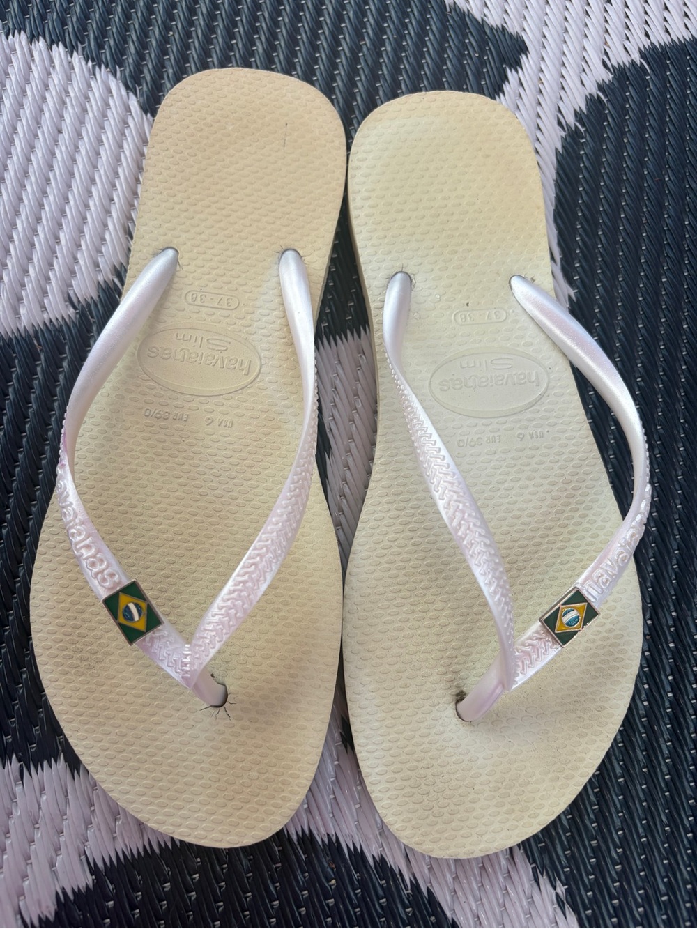 Havaianas Women’s Ivory Flip Flops with Silver Straps